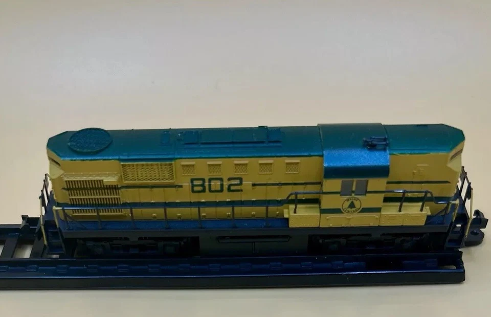 NIB Vintage N Atlas /KATO Alco RS-11 Maine Central #802 Harvest Gold Scheme - Image 2 of 4