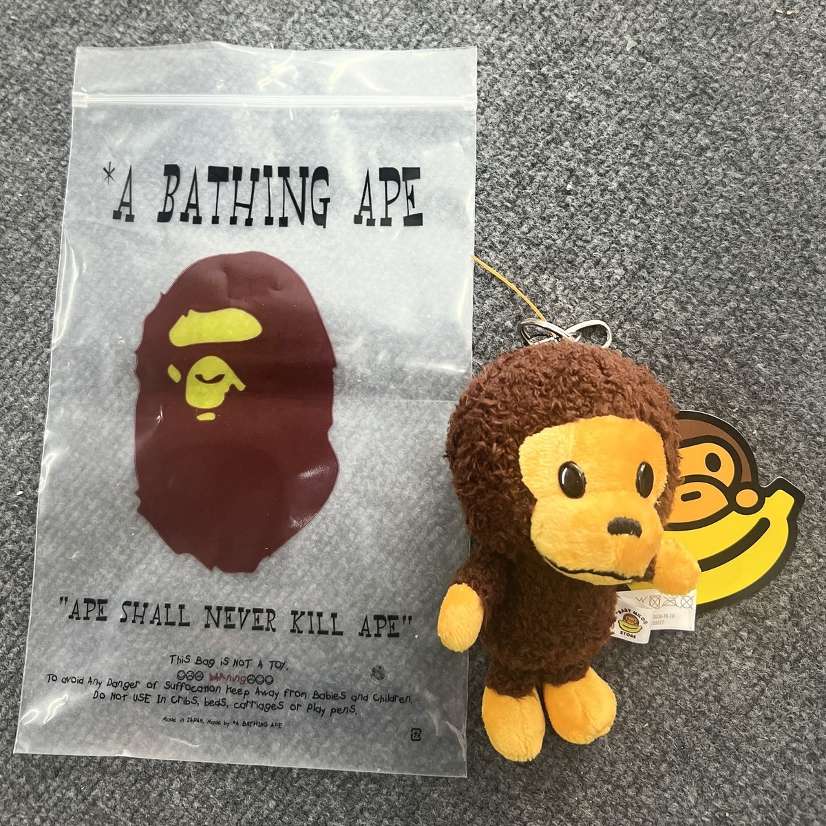 BAPE エイプ キーチェーンBABY MILO PLUSH DOLL A BATHING APE Bape Baby Milo Store Plush Doll Keychain Charm
