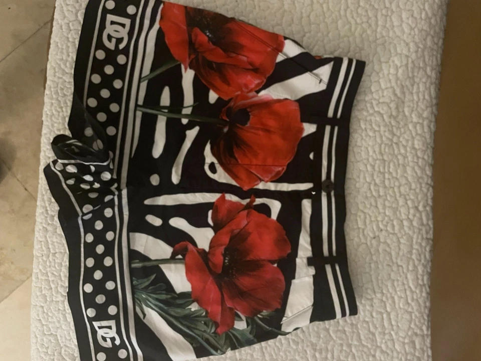 Pantalones cortos Dolce And Gabbana para mujer con flores de amapola Foto 4 de 4