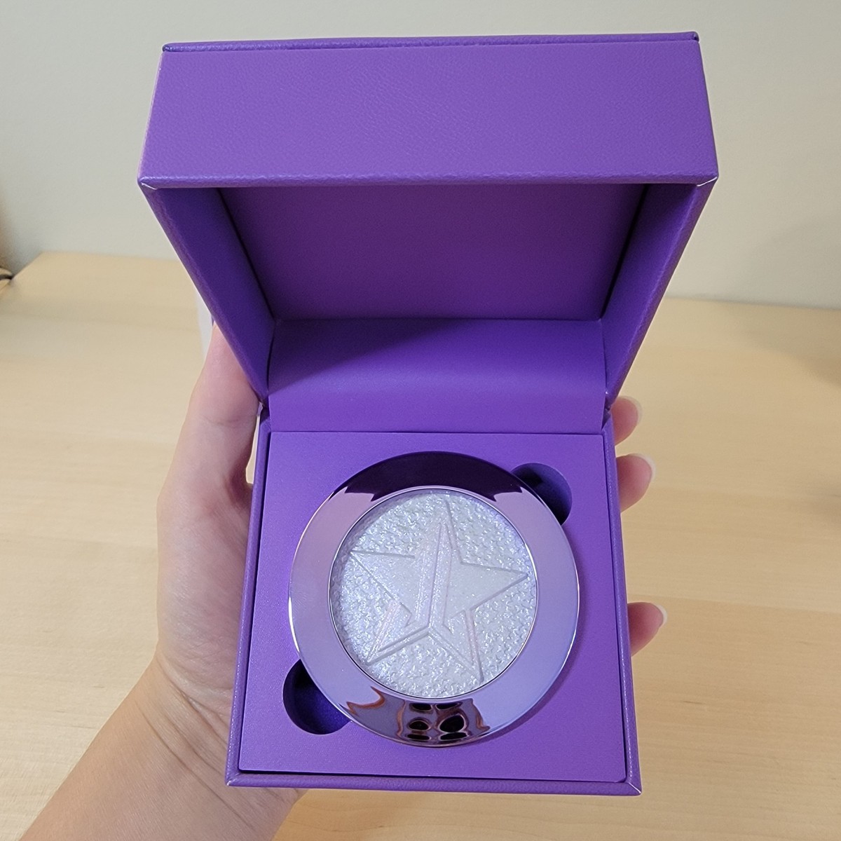 Jeffree Star Extreme Frost Highlighter Choking on Ice