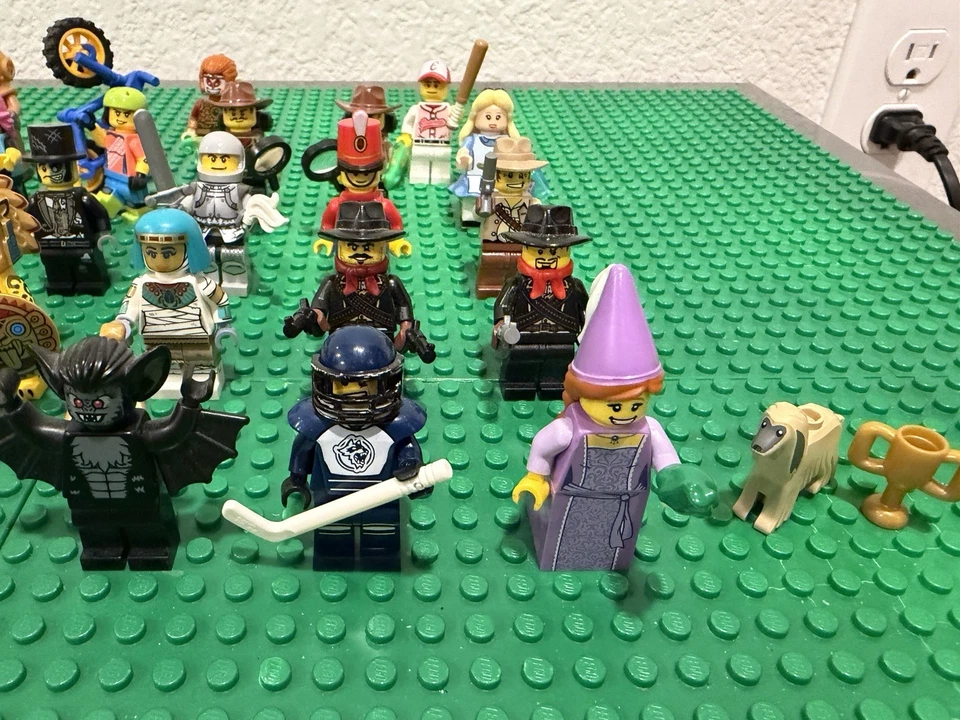 LEGO Lote de Minifiguras Coleccionables Vaquero Conquistador Robot Patinador Hockey Momia Foto 3 de 4