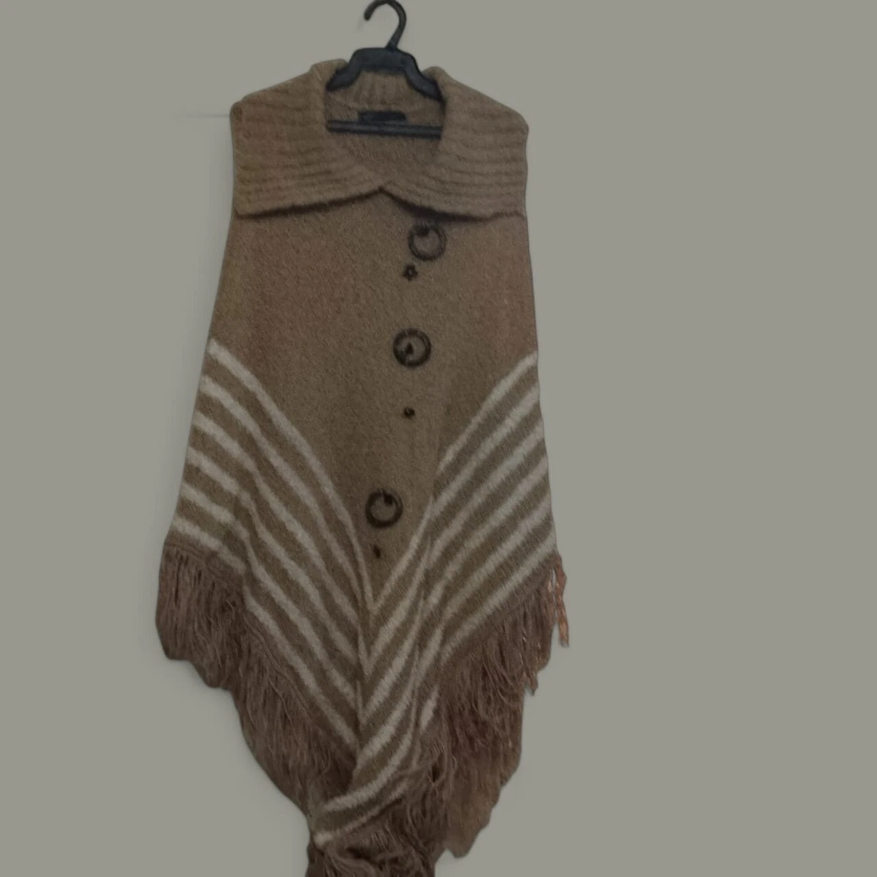 Women's wool shawl brown and white Color , suitable for cold weather, One Size .
Opens in a new wind
