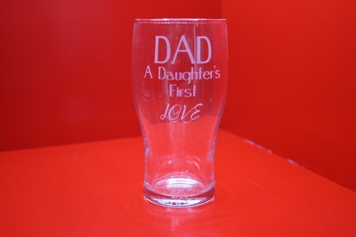 Lasergraviertes Pint Glas Papa eine Tochter erste Liebe Vatertag - Bild 1 von 6