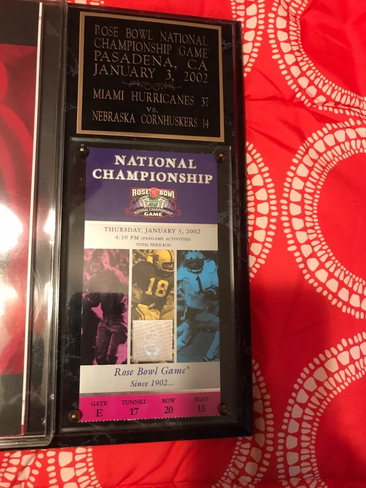 Boleto y programa del Campeonato Nacional Rose Bowl 2002 en una placa Foto 3 de 4