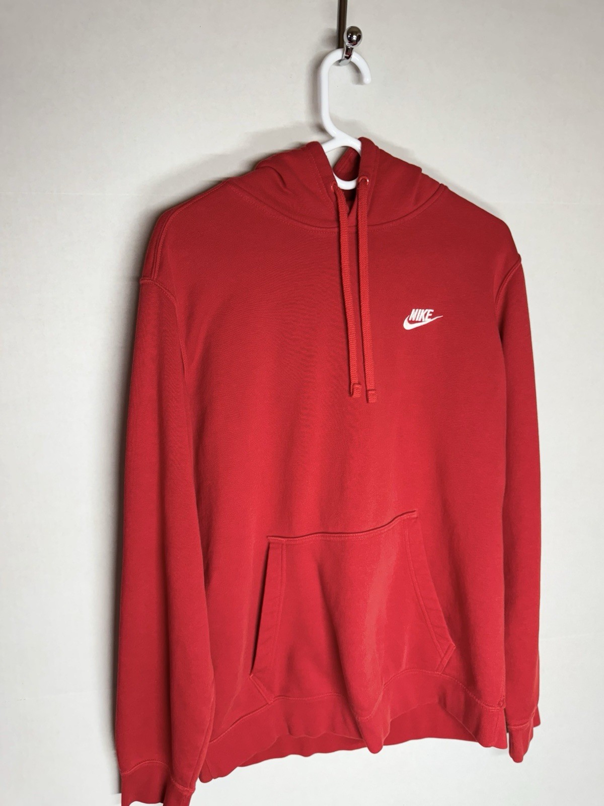 Felpa Nike rossa grande leggera usura sulla cucitura esterna. In foto Non Visibile