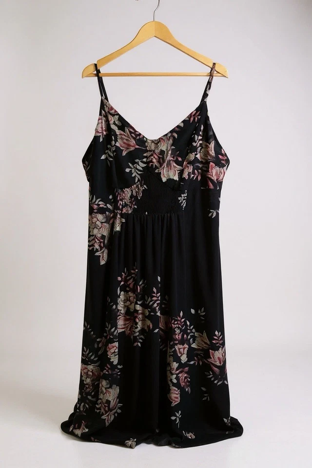 Vestido largo negro talla grande City Chic con estampado floral rosa talla L Foto 2 de 4