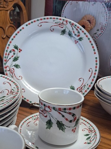 Gibson Everyday Vintage Festive Traditions Christmas Dishes 40 Pcs Service 8 - Picture 23 of 24