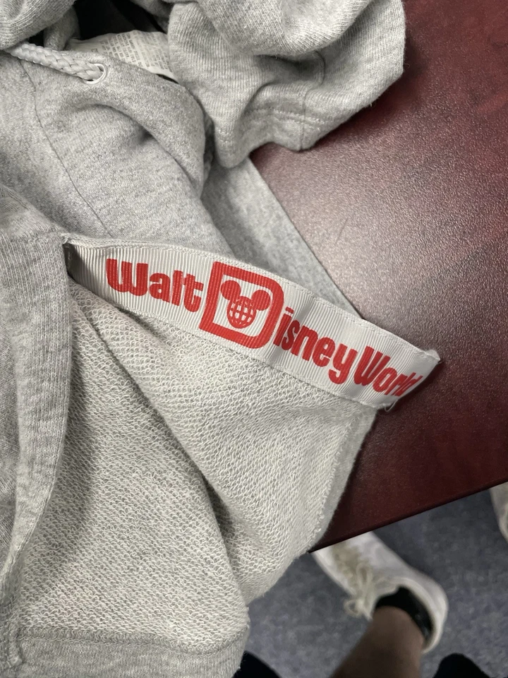 Pullover de lentejuelas rojas/plateadas Mickey Mouse de los parques de Disney con aberturas laterales talla M Foto 4 de 4