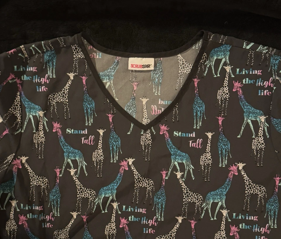Blusa Médica Estampada de Jirafa Scrubstar para Mujer 2X Foto 2 de 4