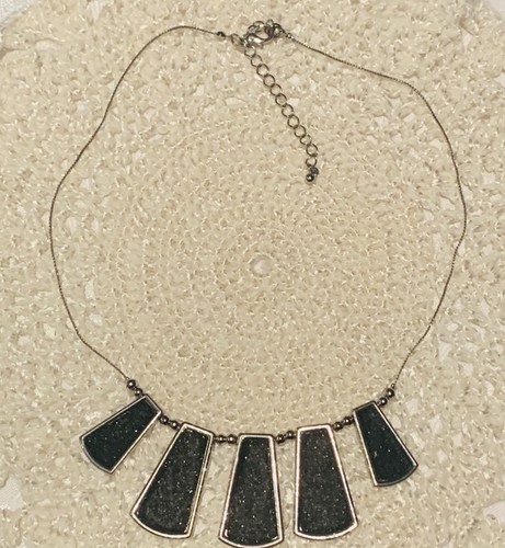 🖤 Modern Statement Fan Necklace – Black Glitter Resin Panels, Silver-Tone - Bild 3 von 9