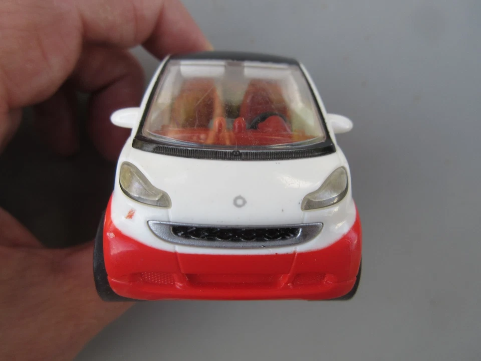 voiture miniature 1/36 Smart Fortwo coupé "Kinder" - Photo 3/4