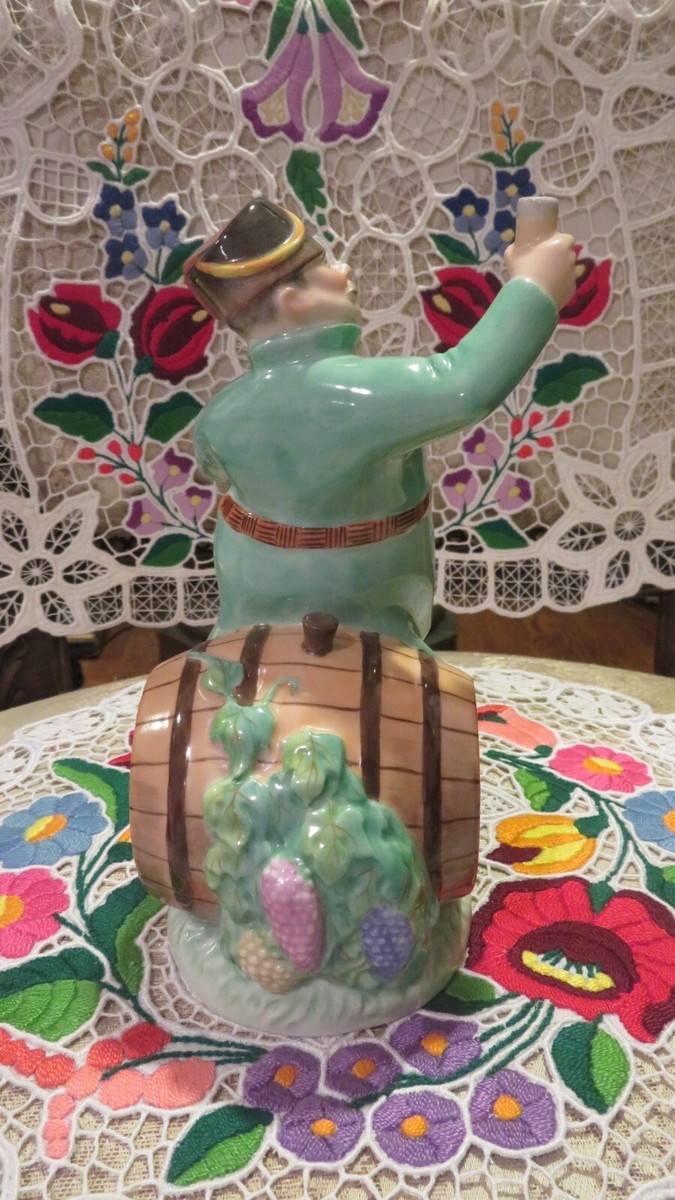 HEREND PORCELAIN HANDPAINTED WINE CRUSHING NOBLE FIGURINE