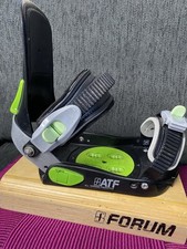 Attacco snowboard Forum AFT (destro) M/L nero con ripiano espositore forum
