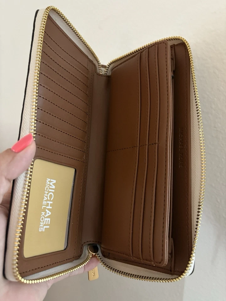 Michael Kors Continental Zip Around Travel 钱包腕带 - 象牙色和棕色  — 第 2/4 张图片