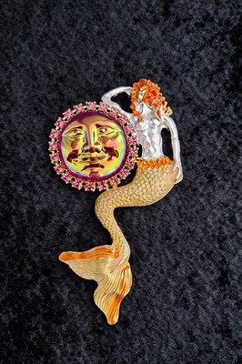 Vintage inspirierte Meerjungfrau & Sonnengesicht Brosche irisierende Sonne, goldfarbene Anstecknadel Brosche