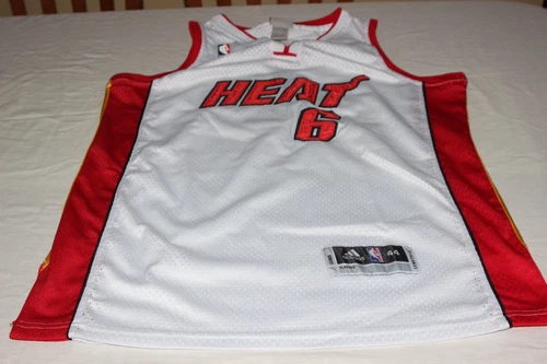 T-Shirt NBA De Miami Heat De Marque Adidas Taille 4 Dorsal N° 6 James