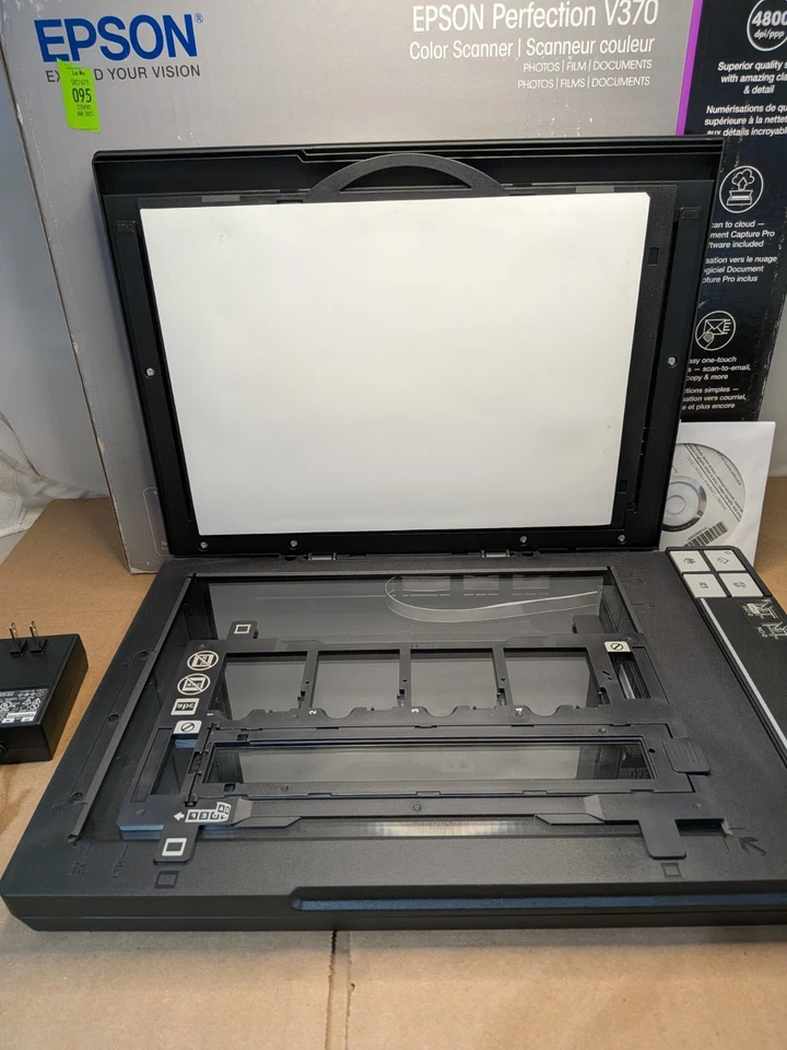 Epson V370 High Quality Photo, Slide & Film Scanner - Mint Condition - Image 2 of 2