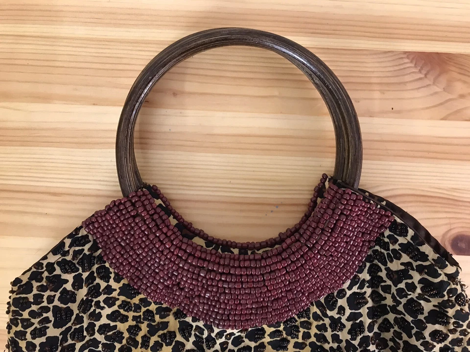 MYSTIQUE Bolso de Mano Hecho a Mano con Cuentas Estampado de Leopardo Flecos Marrón Asas de Bambú Foto 2 de 4