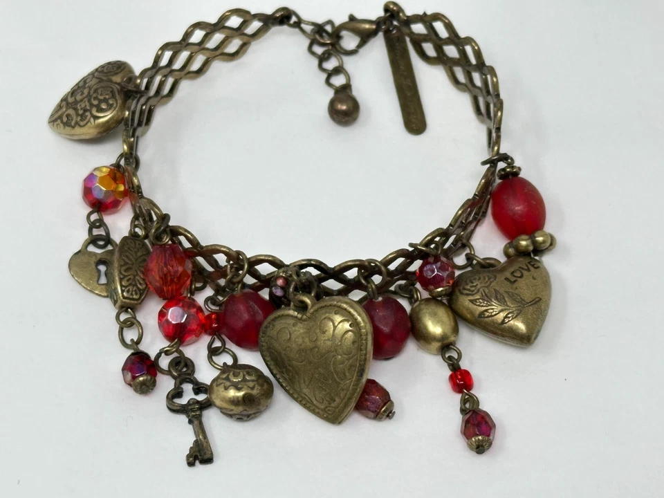 Pulsera Margot Thompson Latón Corazón Rojo Cerradura Llave Temática Amor Dije Foto 2 de 4
