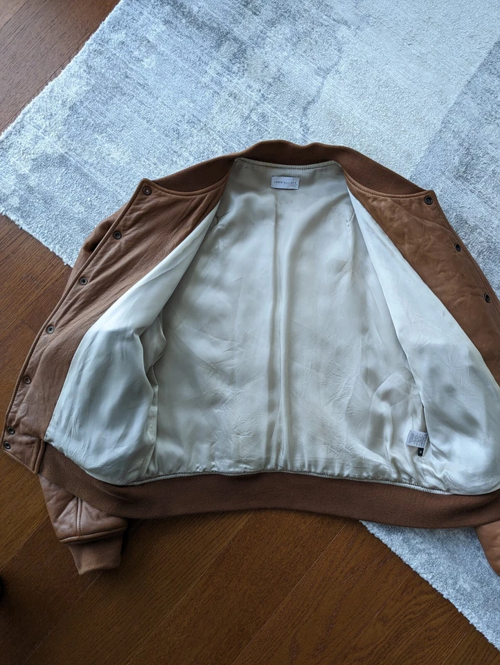 CHAQUETA BOMBER ESTADIO JOHN ELLIOTT MARRÓN CUERO TALLA MEDIANA Foto 2 de 4