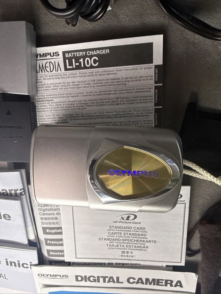 Câmera Digital Olympus Stylus 400 Digital 4.1MP - Conjunto Prata Para Peças Ou Reparo - Imagem 2 de 4