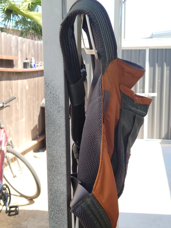 Porta-bebês ONYA Outback 15-45 lb caminhada laranja e cinza excelente - Imagem 3 de 4