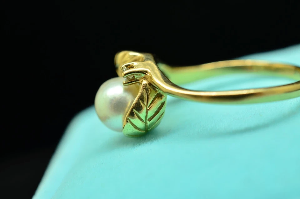 Banda de anillo de diamantes y perlas blancas de oro amarillo de 14K con diseño de hoja talla 6,75 Foto 2 de 4