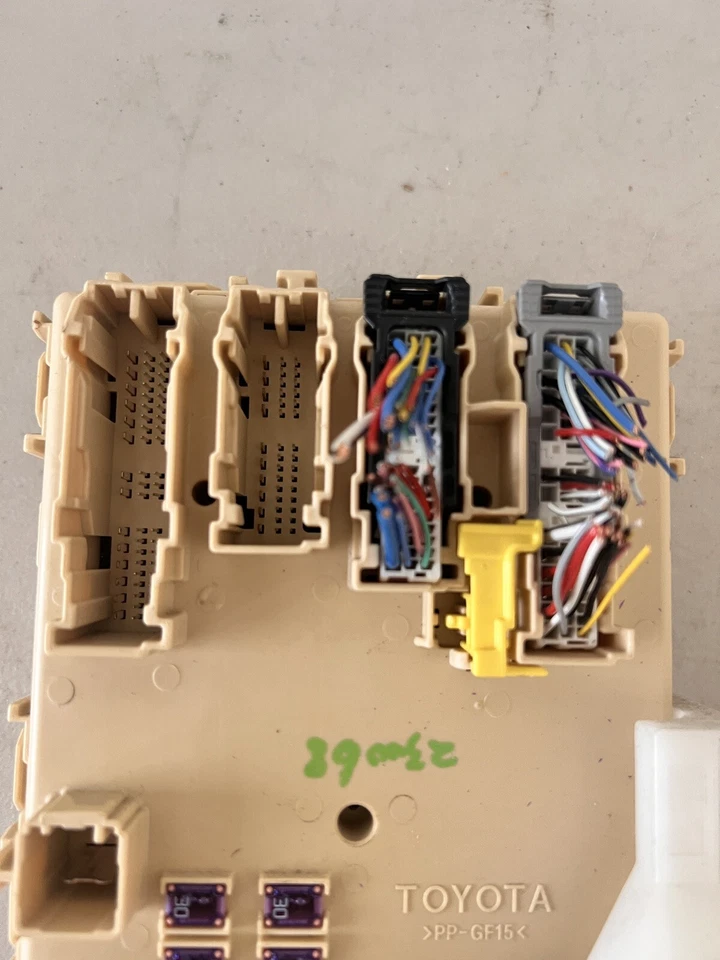 2015 Toyota Rav4 Multiplex Network Body Control Module BCM 892210R072 - Изображение 3 из 4