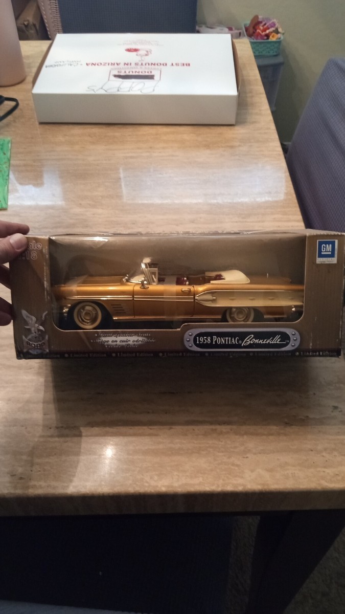1:18 Scale Diecast Road Signature 1958 Pontiac Bonneville