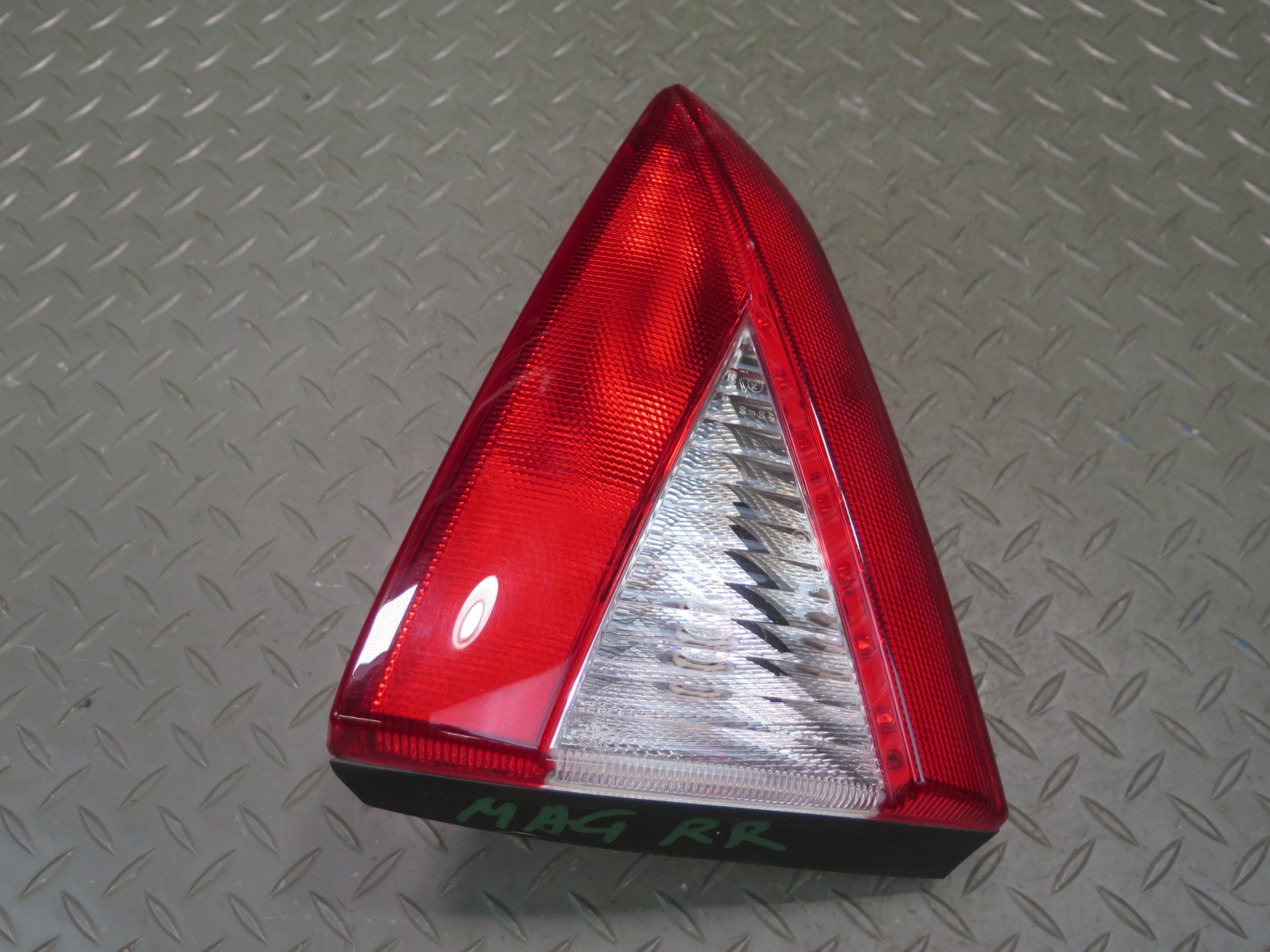 2008-2012 MASERATI GRANTURISMO M145 REAR RIGHT INNER TAIL LIGHT LAMP 231568