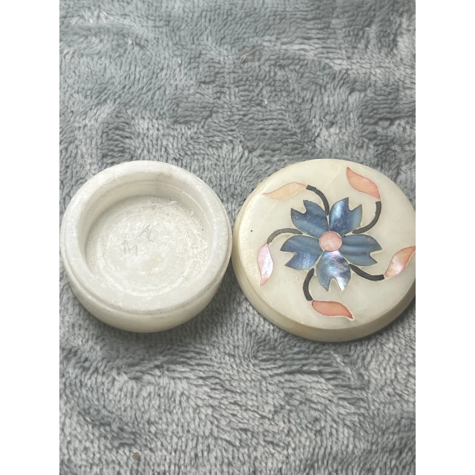Vintage Stone Inlay Trinket Box Floral Round Alabaster Soapstone 2.5 Inch - Image 2 of 4