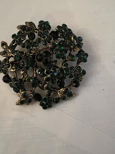 GORGEOUS 50's 5 CM WIDE CIRCULAR GOLD PLATE AURORA BOREALIS GREEN CRYSTAL BROOCH - Picture 2 of 7