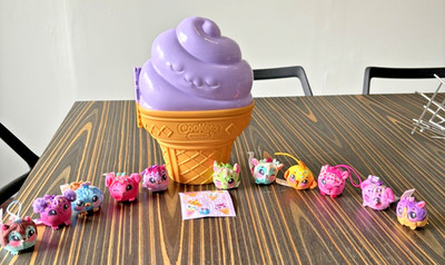 Cookeez Makery Yum Yumz Series 2 Collectors Case & 11 Mini Scented