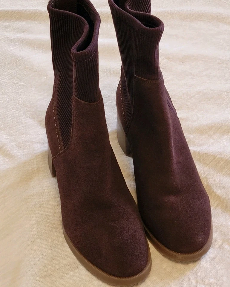 Botas para mujer Clarks Lileigh Holly marrón oscuro gamuza tobillo espalda cremallera tacón bajo 11 W Foto 2 de 4