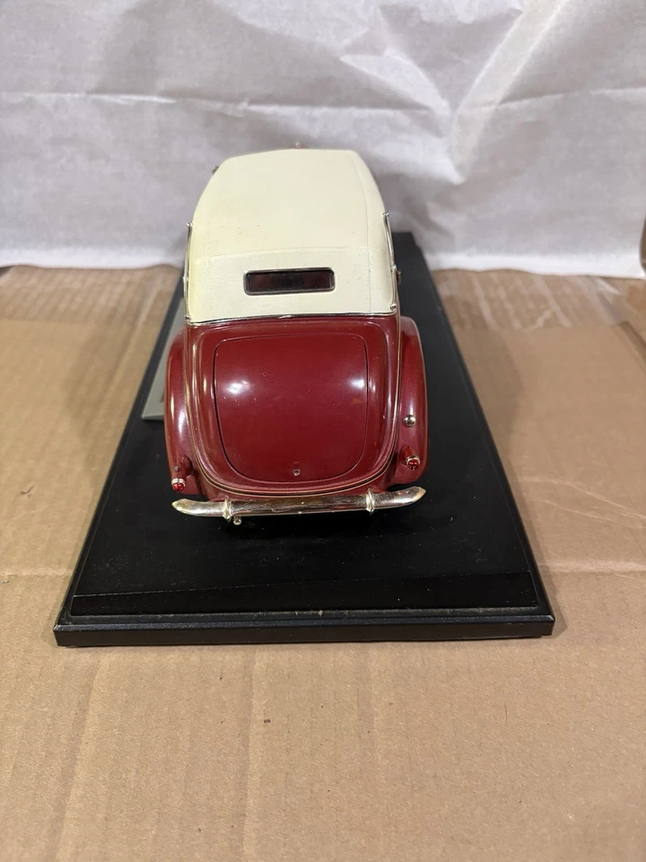 Signature 1/18 Scale Red Diecast 1937 Lincoln Touring Cabriolet Model Car - Image 3 of 4