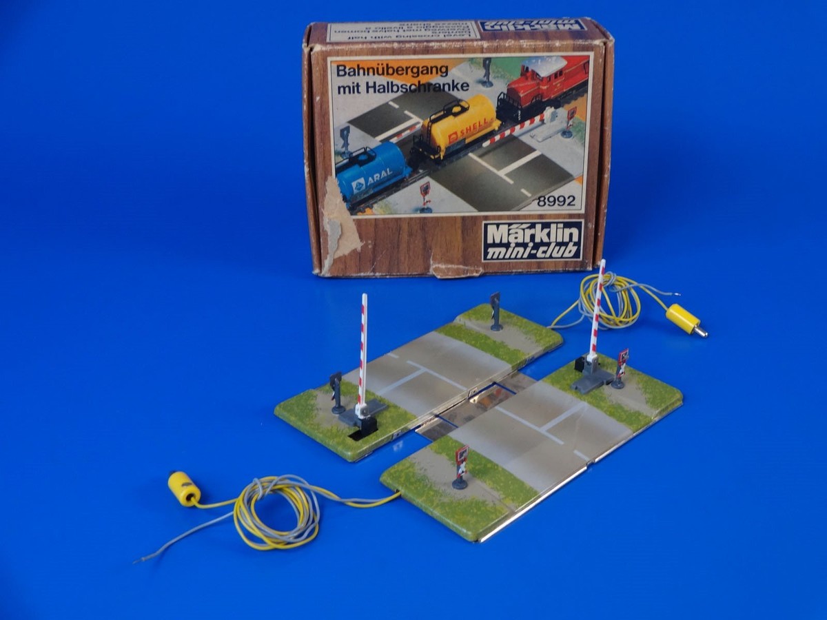 MARKLIN Z - 8992 - Fully automatic Level Crossing w. Half