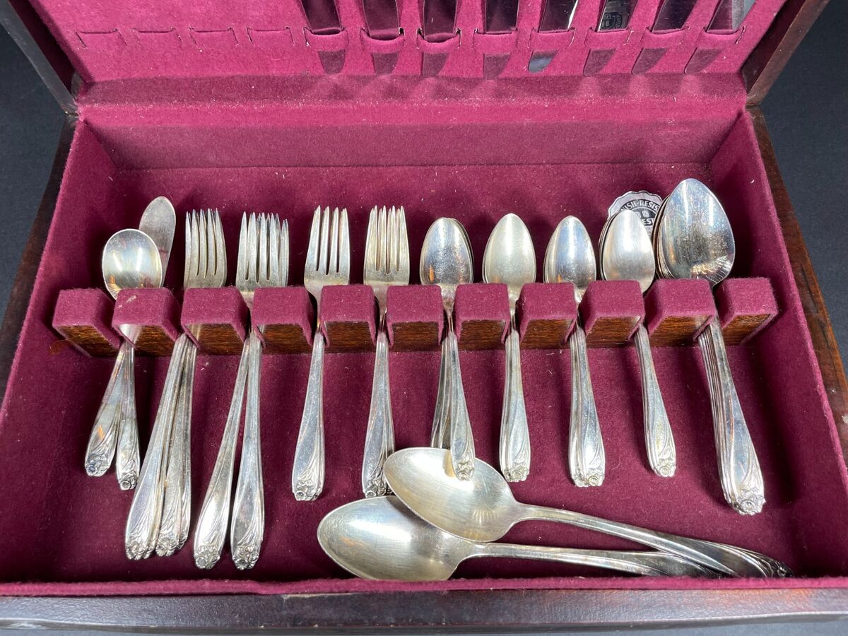 Daffodil 1950 Rogers Bros Silverplate Flatware 52 pcs Daffodil 1950 Rogers Bros Silverplate Flatware 52 pcs