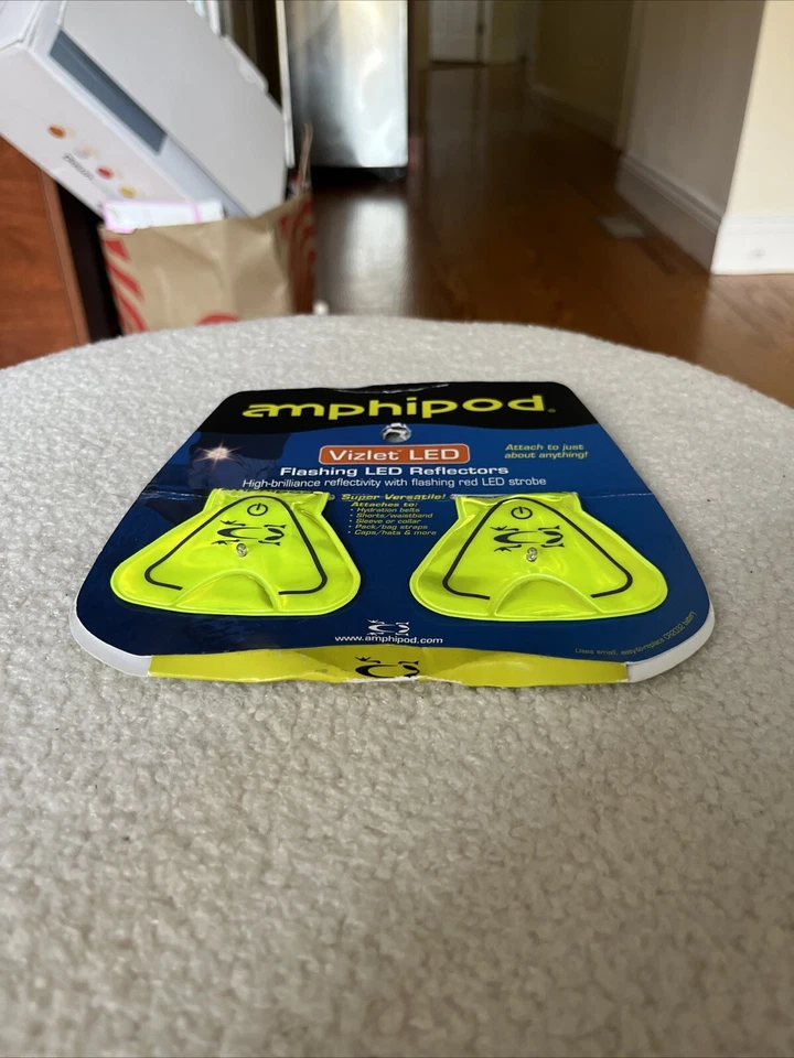 Amphipod Vizlet Wearable Triangle LED Flashing Reflectors 2 Pack, Red LED Strobe - Image 4 of 4