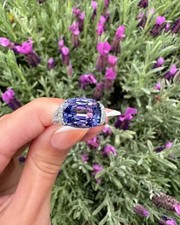 Lujoso anillo de oro blanco de 14 quilates de tanzanita natural y diamante corte cojín de 4,80 quilates