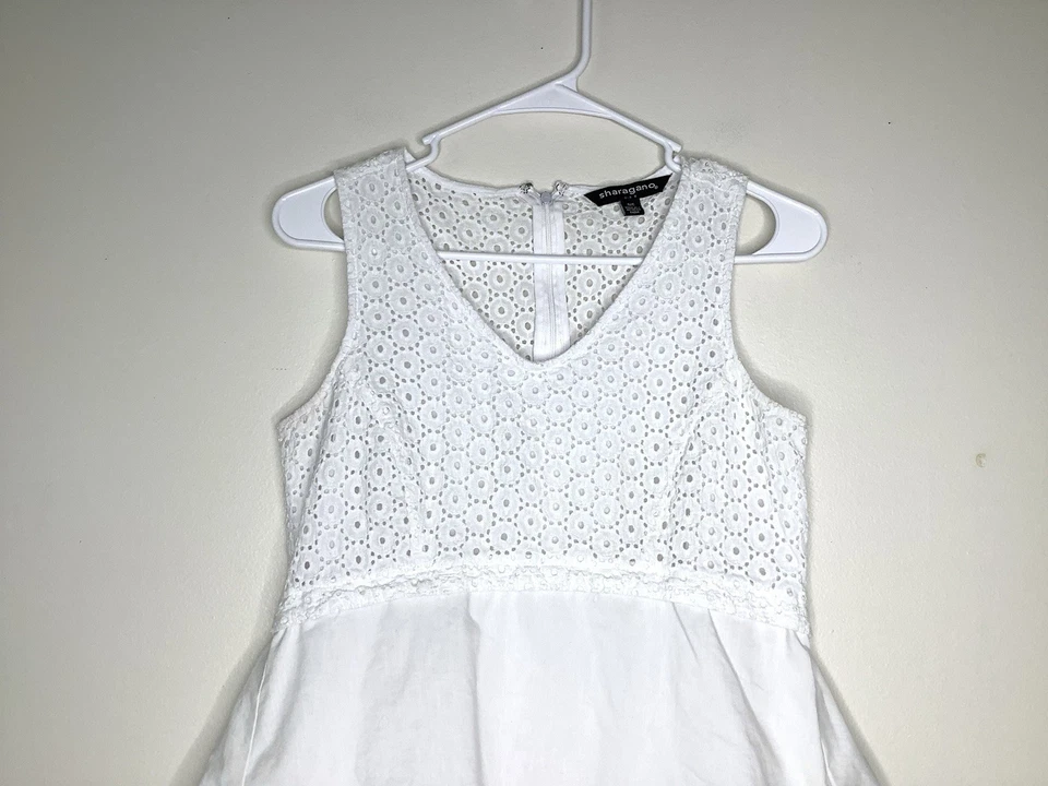 Top sin mangas con ojales blancos Sharagano para mujer talla pequeña Foto 2 de 4