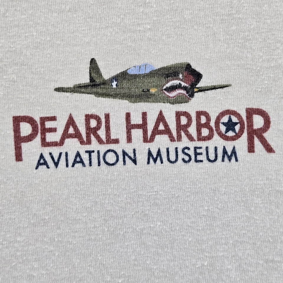 Camiseta masculina Crazy Shirts M bege estampa gráfica Pearl Harbor avião lembrança camiseta - Imagem 4 de 4