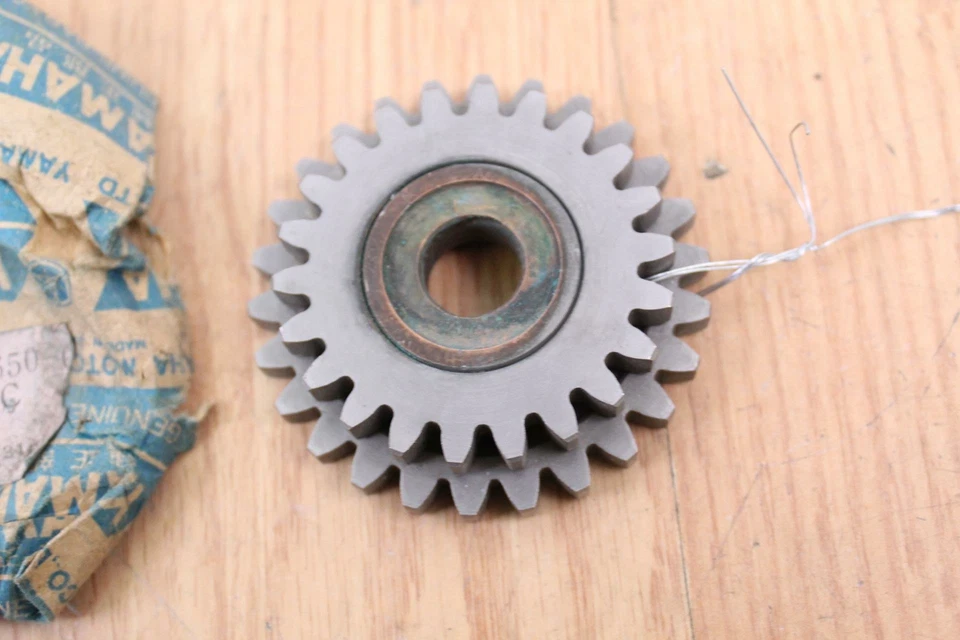 1977 YAMAHA RD400 Idle Gear 22T 27T  NOS OEM - Image 3 of 4