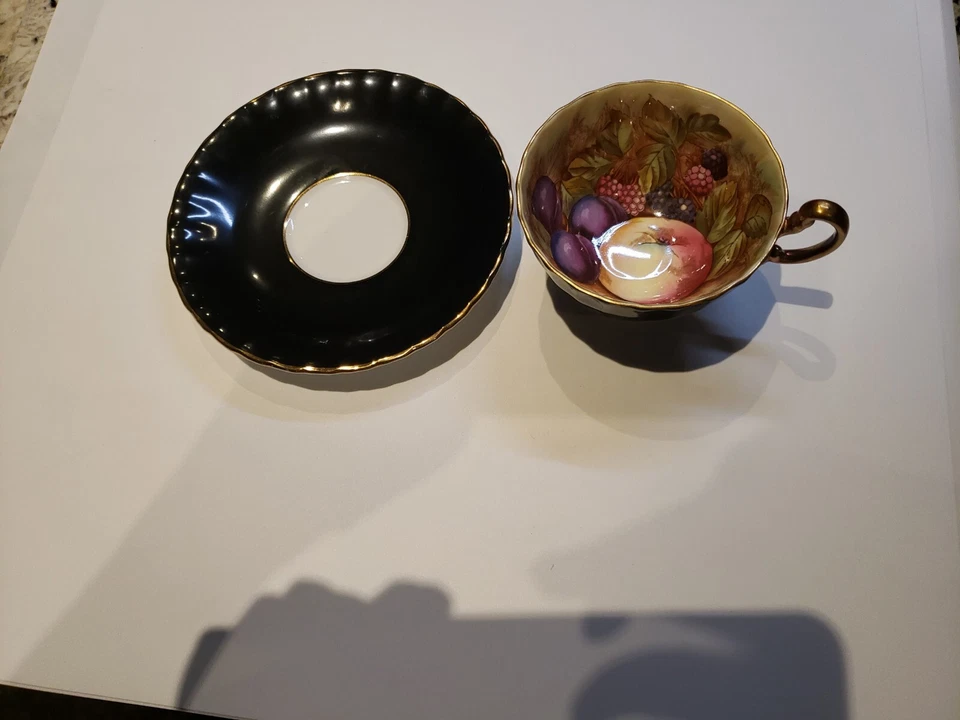 Taza y platillo de té AYNSLEY HUERTO DE FRUTAS NEGRAS Foto 2 de 4