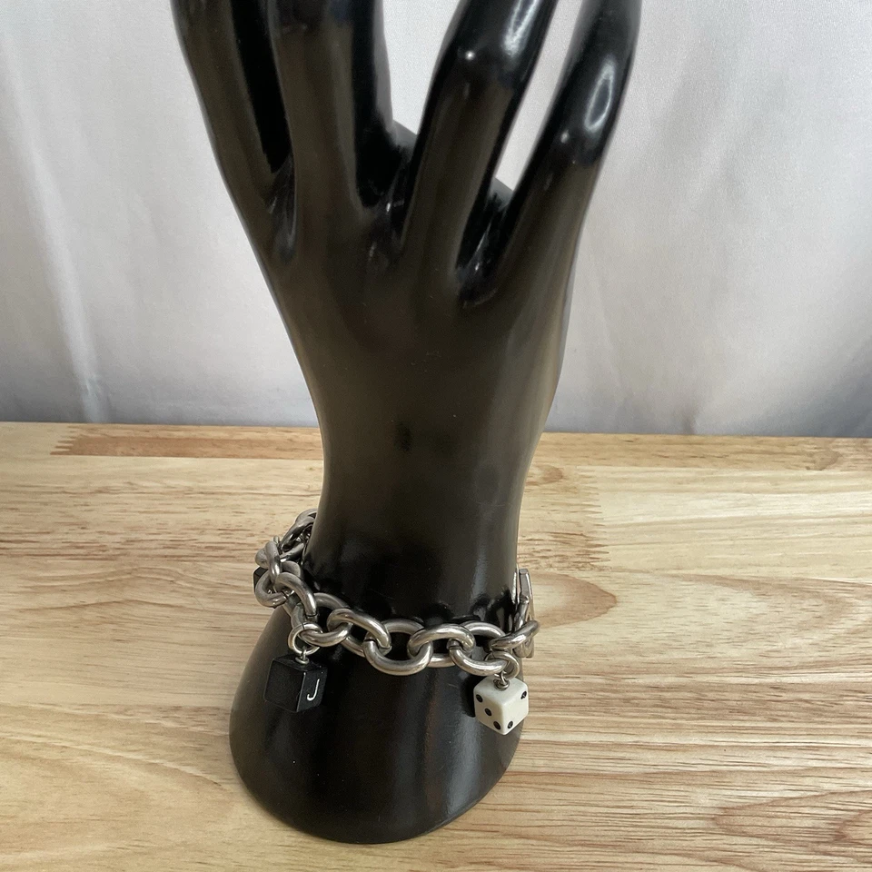 Pulsera Vintage Marc Jacobs Dije Dados y MJ Dijes Años 2000 Tono Plata Talla 6.5 Foto 3 de 4