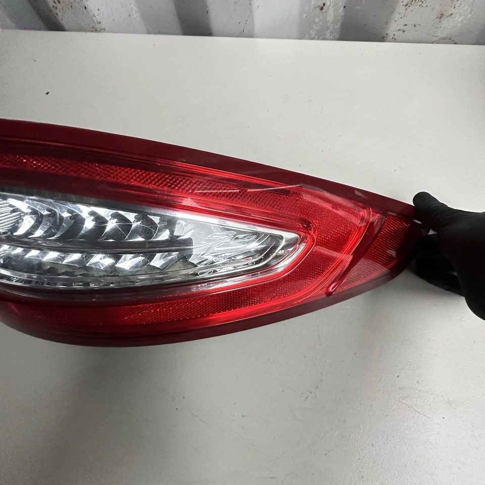 Luz trasera exterior derecha lado pasajero Ford Fusion 2013-2016 Foto 3 de 4