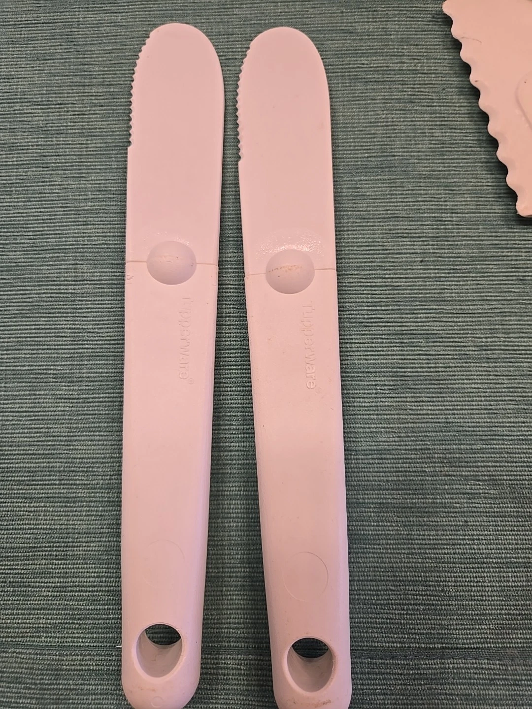 Tupperware Vintage Sandwich Safe Serrated Knife Spreaders White #3307 Set 2