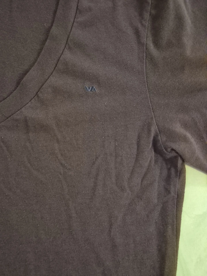 Camiseta RVCA Para Hombre Granate Cuello en V Talla US Pequeña con Costuras en Línea A en la Espalda Foto 2 de 4