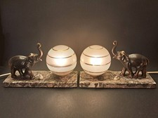 Art D&eacute;co - Ein Paar Lampen aus Marmor und Elefanten aus patiniertem Metall