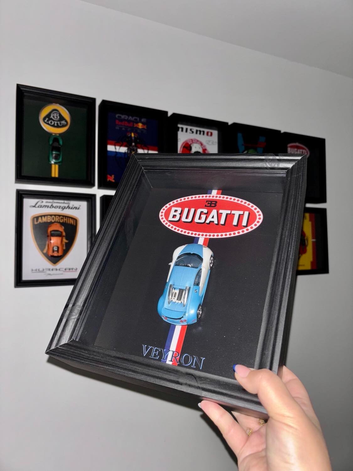Cadre Bugatti Veyron 1/43 miniature automobile de collection sous vitrine