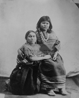 NAVAJO NATIVE AMERICAN GIRLS IN TRADITIONAL CLOTHING 8X10 PHOTO